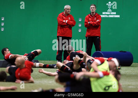 L'entraîneur du pays de Galles warren Gatland (à gauche) et son assistant Robert Howley lors d'une session d'entraînement au Vale Resort, Hensol. Banque D'Images