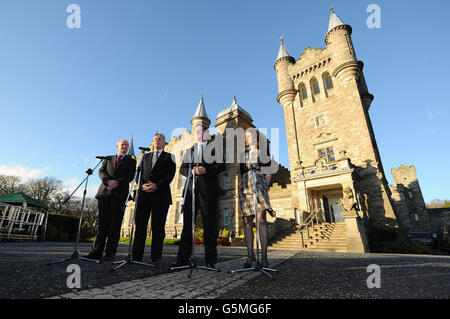 Le premier ministre Peter Robinson (2e gauche), le premier ministre adjoint Martin McGuinness (gauche) et la secrétaire d'État Theresa Villiers rencontrent le premier ministre David Cameron au château de Stormont, à Belfast,Irlande du Nord le jour où le premier ministre a confirmé que le sommet du G8 se tiendra dans le comté de Fermanagh en 2013. Banque D'Images