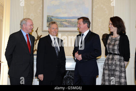 Le premier ministre Peter Robinson (2e gauche), le premier ministre adjoint Martin McGuinness (gauche) et la secrétaire d'État Theresa Villiers rencontrent le premier ministre David Cameron au château de Stormont, à Belfast,Irlande du Nord le jour où le premier ministre a confirmé que le sommet du G8 se tiendra dans le comté de Fermanagh en 2013. Banque D'Images