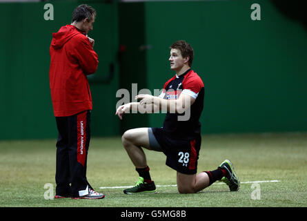 Rugby Union - pays de Galles activité médiatique - Vale Resort.Jonathan Davies du pays de Galles discute avec l'entraîneur Robert Howley lors d'une séance d'entraînement au Vale Resort, Hensol. Banque D'Images