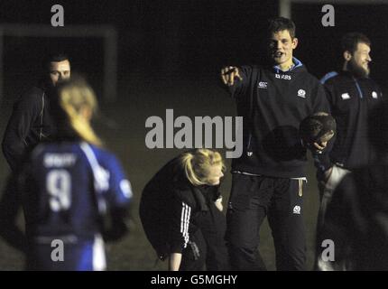 Le Scotland Ross Ford entraîne l'équipe de filles lors d'une session d'entraînement à Aberdeenshire RFC, Aberdeen. Banque D'Images