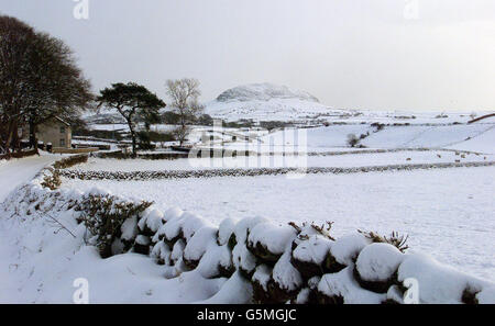 Vue d'hiver sur la montagne Slemish à Co Antrim. L'Irlande du Nord a été frappée par de fortes chutes de neige pendant les fêtes, avec de nombreuses routes dans des conditions dangereuses en raison de la neige verglaçante. Banque D'Images
