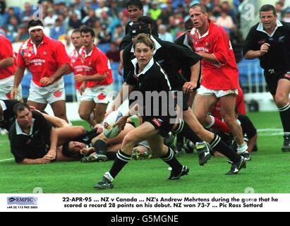 22-AVR-95 ... NZ contre Canada ... Andrew Mehrtens de NZ pendant le match qu'il a marqué un record de 28 points sur ses débuts. NZ a gagné 73-7 Banque D'Images