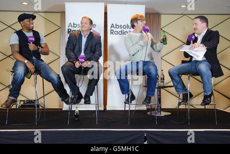 (De gauche à droite) Ian Wright, Gary Mabbott, comédien Ian Stone et Jim Proudfoot, commentateur de football d'Absolute radio, à la nuit des Lads de football d'Absolute radio RnR, au stade Wembley, à Londres. Banque D'Images