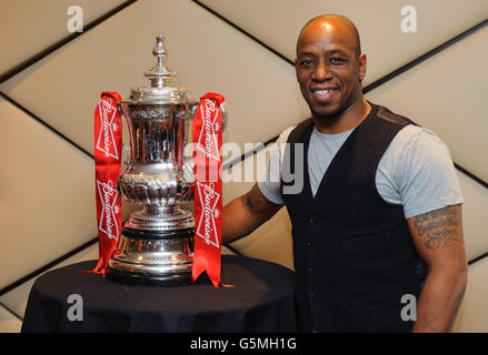 Absolute radio RnR football Lads Night in - Wembley Stadium.Ian Wright avec la coupe FA à l'Absolute radio RnR football Lads Night in, au stade Wembley, Londres. Banque D'Images