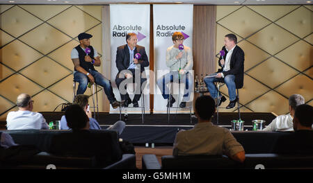 (De gauche à droite) Ian Wright, Gary Mabbott, comédien Ian Stone et Jim Proudfoot, commentateur de football d'Absolute radio, à la nuit des Lads de football d'Absolute radio RnR, au stade Wembley, à Londres. Banque D'Images