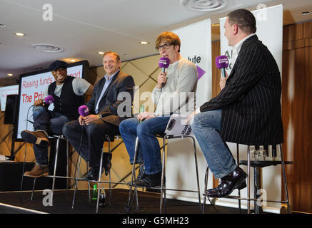 (De gauche à droite) Ian Wright, Gary Mabbott, comédien Ian Stone et Jim Proudfoot, commentateur de football d'Absolute radio, à la nuit des Lads de football d'Absolute radio RnR, au stade Wembley, à Londres. Banque D'Images