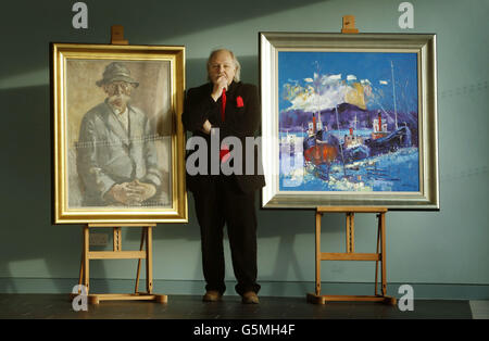 L'artiste écossais John Lowrie Morrison est, connu sous le nom de Jolomo, avec ses œuvres 'Archie le Jura' et 'The Spark, le Duc et le Vic', alors qu'il annonce une exposition rétrospective l'année prochaine au musée et à la galerie de l'hôtel de ville de Clydebank récemment rénovés. Banque D'Images