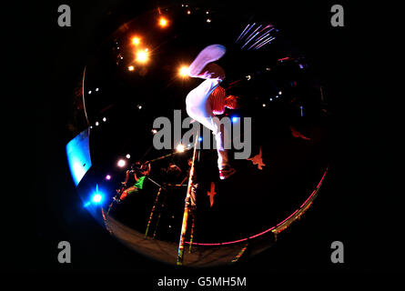 EDS NOTE PHOTO PRISE AVEC UN OBJECTIF FISHEYE Jack Park répète une scène de 'Jump', une production du National Theatre of Scotland avec des acteurs de garçons d'écoles secondaires dans l'est de Glasgow Banque D'Images