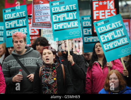 Protestation des étudiants contre les réformes.Les étudiants manifestent aujourd'hui contre les réformes gouvernementales en faveur de l'enseignement supérieur et de l'enseignement supérieur dans le centre de Londres. Banque D'Images