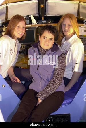 Autour du monde la yachtswoman Ellen MacArthur (au centre), montre Emma Rawlinson, 17 (L), et sa sœur Victoria, 16, le poste de pilotage intérieur de son bateau à voile 'Kingfisher' au salon nautique de Londres. * les sœurs de Guildford à Surrey étaient à l'événement Earls court, où elles sont sélectionnées dans le E-People-erve British Nautical Awards 2001 de ce soir. Les sœurs sont en compétition dans le Prix de jeunes Sailor de l'année de Marina Developments Ltd, et le Prix de Yacthsman de l'année de WS Atkins Inshore. Banque D'Images