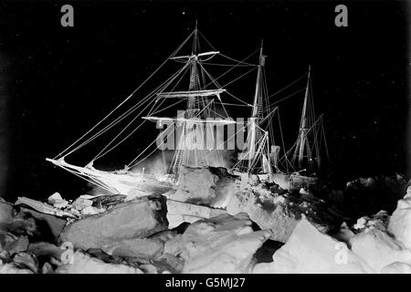Le navire de Sir Ernest Shackleton, l'« Endurance » dans la mer de Weddel, en Antarctique. Une photo de la lampe de poche d'hiver montrant les énormes blocs de glace qui menaçaient de l'écraser. Le navire a finalement coulé le 27 octobre 1915 après deux mois de pression constante des flotteurs de glace. Banque D'Images