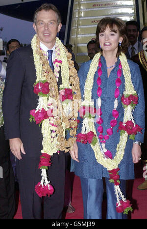 Le Premier ministre britannique Tony Blair et sa femme Cherie arrivent à Bangalore, en Inde, dans le cadre de leur visite de sept jours dans la région. Banque D'Images