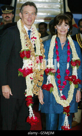 Le Premier ministre britannique Tony Blair et sa femme Cherie arrivent à Bangalore, en Inde, dans le cadre de leur visite de sept jours dans la région. Banque D'Images