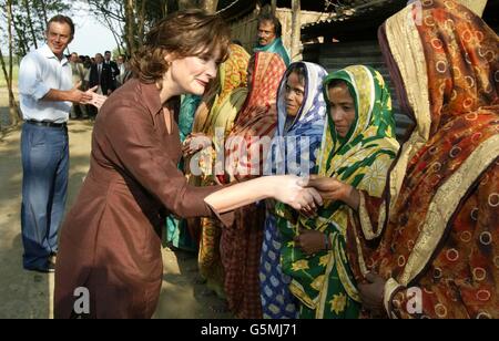 Le Premier ministre britannique Tony Blair et son épouse Cherie (r) rencontrent des villageois bangladais à Kelia, un village situé à 40 km à l'ouest de Dhaka, lors d'une tournée de trois nations en Asie du Sud. *... Le village est financé par le Bangladesh Rural Advancement Committee, la plus grande ONG du monde, avec des contributions du Département britannique pour le développement international. Banque D'Images