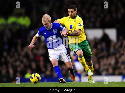 Football - Barclays Premier League - Everton / Norwich City - Goodison Park.Steven Naismith d'Everton (à gauche) et Bradley Johnson de Norwich City se battent pour le ballon Banque D'Images