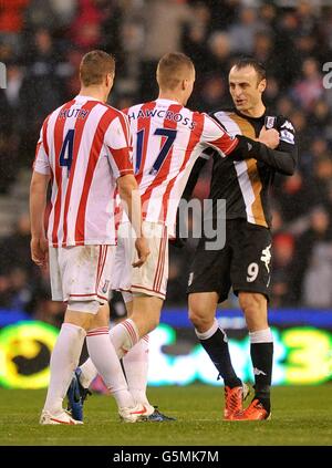 Football - Barclays Premier League - Stoke City v Fulham - Britannia Stadium.Les tempes se croisent entre Dimitar Berbatov (à droite) de Fulham et Ryan Shawcross (au centre) de Stoke City et Robert Huth Banque D'Images