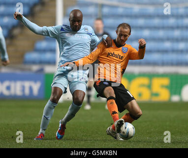 William Edjenguele de Coventry City et Paul Benson de Portsmouth lors du match One de la npower football League à la Ricoh Arena de Coventry. Banque D'Images