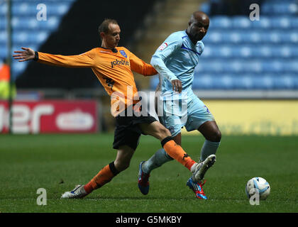 William Edjenguele de Coventry City et Paul Benson de Portsmouth lors du match One de la npower football League à la Ricoh Arena de Coventry. Banque D'Images