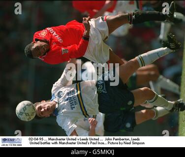 02-04-95. Manchester United contre Leeds United. John Pemberton, Leeds United, combat avec Paul Ince, de Manchester United. Photo de Neal Simpson Banque D'Images