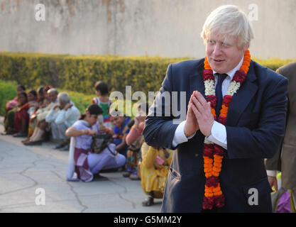 Le maire de Londres Boris Johnson visite le temple Akshardham à New Delhi, un temple jumeau du temple Neasden dans le nord-ouest de Londres, lors du premier d'une visite de six jours en Inde, où il va essayer de persuader les entreprises indiennes d'investir à Londres. Banque D'Images