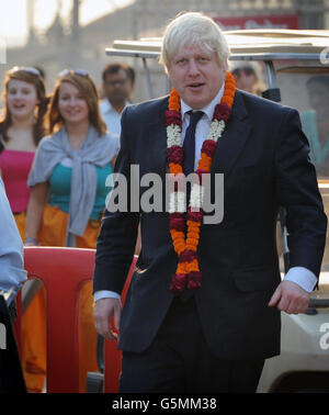 Le maire de Londres Boris Johnson visite le temple Akshardham à New Delhi, un temple jumeau du temple Neasden dans le nord-ouest de Londres, lors du premier d'une visite de six jours en Inde, où il va essayer de persuader les entreprises indiennes d'investir à Londres. Banque D'Images