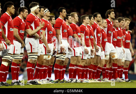 Le pays de Galles s'associe pour affronter le Haka avant le match de la Dove Men Series au Millennium Stadium de Cardiff. Banque D'Images