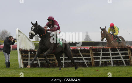 Don Cossack et le jockey Davy Russell saute le dernier pour gagner l'I.N.H. Propriétaires de stalion European Breeders Fund Maiden se hante devant la taille de l'or sous le jockey Andrew Lynch à l'hippodrome de Navan dans le comté de Meath, en Irlande. Banque D'Images