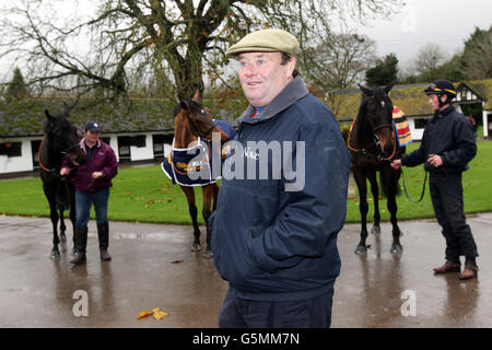 L'entraîneur Nicky Henderson avec (de gauche à droite) Grandouet, Binoculaire et Darlan à ses Seven Barrows stables, Lambourn. Banque D'Images