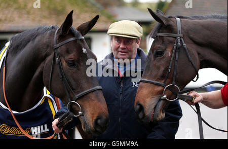 L'entraîneur Nicky Henderson avec long Run (à gauche) et Rainbow de Finian (à droite) à ses Seven Barrows stables, Lambourn. Banque D'Images