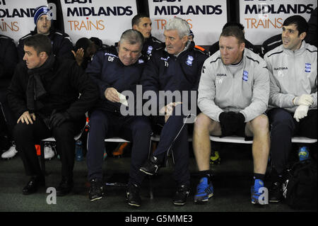 Le dugout de Birmingham City comprend le directeur Lee Clark, le premier entraîneur d'équipe Derek Fazackerley, le directeur adjoint Terry McDermott, le premier entraîneur d'équipe Steve Watson et le physiothérapeute Pete Shaw (première rangée, de gauche à droite), avant le match Banque D'Images