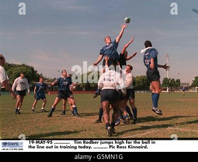 19-MAI-95. Tim Rodber saute haut pour le ballon dans la ligne de l'entraînement aujourd'hui Banque D'Images