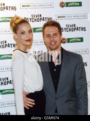 Sam Rockwell avec sa copine Leslie Bibb lorsqu'ils arrivent au Gala Premiere de sept psychopathes hébergés par le Jameson Cult film Club à Oval Space à Bethnal Green, Londres. Banque D'Images