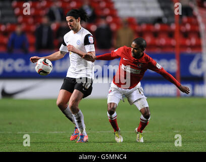 Charlton Athletic's Bradley Pritchard (à droite) et Peterborough United's George Boyd (à gauche) Banque D'Images