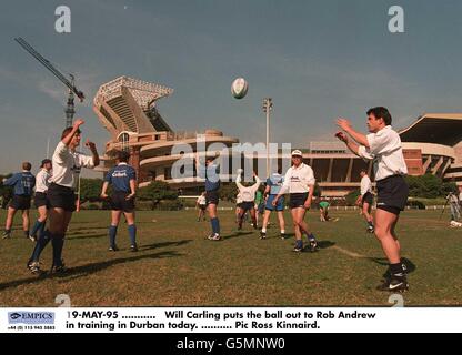 19-MAI-95. Will Carling met la balle à Rob Andrew en formation à Durban aujourd'hui Banque D'Images