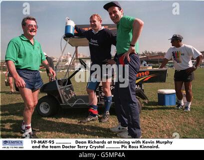 19-MAI-95 ... Dean Richards à l'entraînement avec Kevin Murphy et le docteur Terry Crystal de l'équipe Banque D'Images