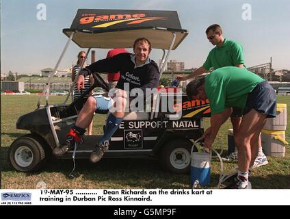 EMPICS, 4 Angleterre 19/Mai. 19-MAI-95. Dean Richards sur le kart des boissons à l'entraînement à Durban Banque D'Images