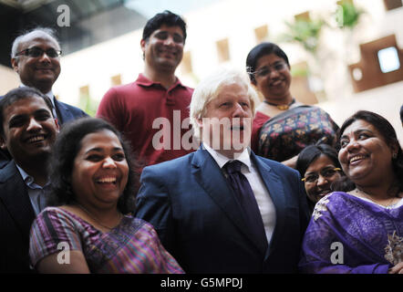 Le maire de Londres Boris Johnson arrive à l'Indian School of Business à Hyderabad où il a rencontré des étudiants et des chefs d'entreprise.M. Johnson fait une visite d'une semaine en Inde où il va tenter de persuader les entreprises indiennes d'investir à Londres. Banque D'Images