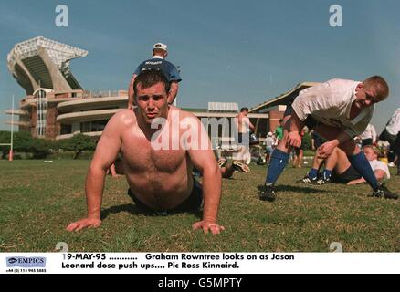 19-MAI-95, .Graham Rowntree regarde comme Jason Leonard dose push-up Banque D'Images