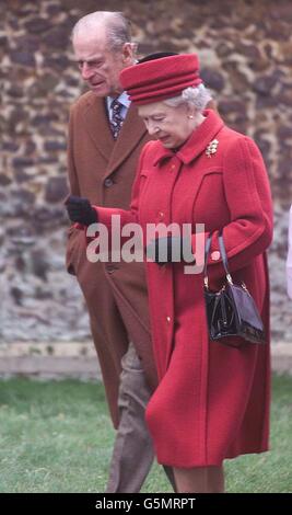 La reine Elizabeth II de Grande-Bretagne et le duc d'Édimbourg arrivent à un service d'église à l'église Saint-Pierre de Wolferton, Norfolk, où la princesse Beatrice chante dans le choeur. * ... Le duc et la duchesse de la fille de York, âgée de 13 ans, était l'un des 24 membres de la chorale de toutes les filles de l'école St George, Ascot, qui chantait trois œuvres sur le thème du nouvel an pendant le service de 45 minutes. Banque D'Images