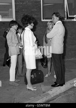 Elizabeth Taylor et son mari Richard Burton arrivée à l'aéroport de Heathrow, Londres, de Genève.Avec eux, les deux fils de Liz, Michael et Christopher Wilding, qui sont vus à gauche. Banque D'Images