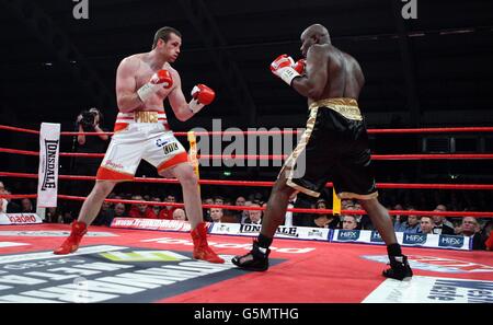 David Price et Matt Skelton (à droite) pendant le combat de titre de poids lourd britannique et du Commonwealth au centre équestre Aintree, Liverpool. Banque D'Images