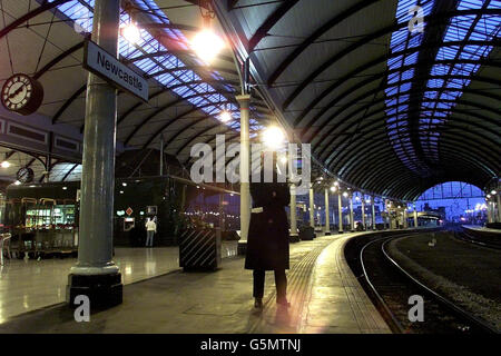 Heure de pointe à la gare de Newcastle car les trains d'Arriva partent en grève de 48 heures. Les dirigeants de la compagnie de train se sont affrontés avec les membres d'un syndicat des transports au sujet d'un différend sur les salaires, des milliers de personnes ayant souffert de la misère des voyages au début d'une grève de 48 heures. * Arriva trains Northern a été forcé d'annuler la plupart de ses 1,600 services à travers le nord de l'Angleterre en raison de la sortie par les membres de la Rail Maritime and transport Union. Banque D'Images