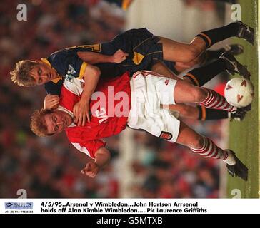 4/5/95. Arsenal v Wimbledon. John Hartson Arrsenal retient Alan Kimble Wimbledon Banque D'Images