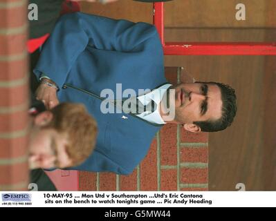 10-MAY-95, Manchester United v Southampton, Eric Cantona, de United, est assis sur le banc pour regarder le match des tonights Banque D'Images