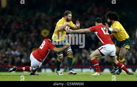 L'australien Scott Higginbotham est affronté par Toby Faletau, le pays de Galles, lors du match Dove Men Series au Millennium Stadium de Cardiff. Banque D'Images