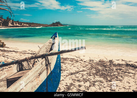 La traditionnelle en bois / bateau de pêche malgache piroga - sur la plage de sable de l'océan Indien à Madagascar, Afrique Banque D'Images