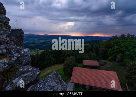 Château d'Neunußberg au coucher du soleil et orage approcher, vue de Viechtach et forêt de Bavière, Viechtach, Allemagne, Bayern, Bav Banque D'Images