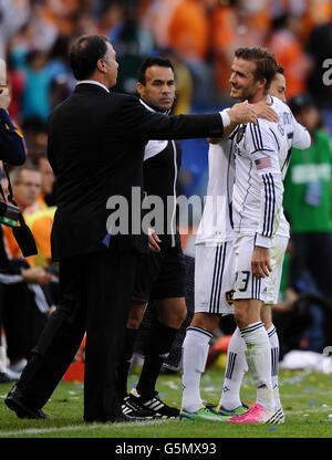 David Beckham DE LA Galaxy avec l'entraîneur-chef Bruce Arena (à gauche) comme il est remplacé lors de la finale de la coupe MLS au Home Depot Center, Los Angeles, USA. Banque D'Images