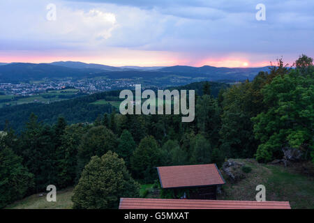 Château d'Neunußberg au coucher du soleil et orage approcher, vue de Viechtach et forêt de Bavière, Viechtach, Allemagne, Bayern, Bav Banque D'Images